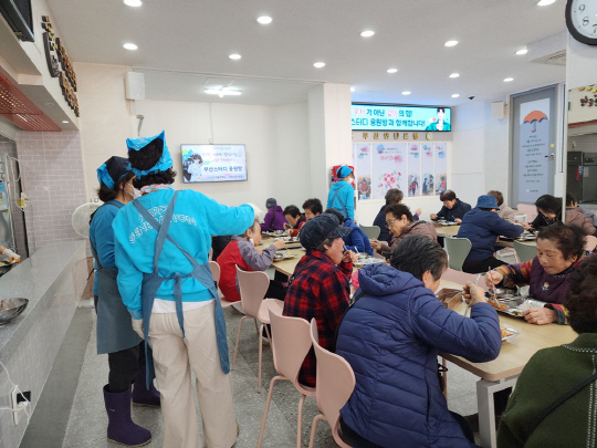 임영웅 팬클럽 부산영웅시대 '스터디하우스' 회원들이 봉사하는 모습.<임영웅 팬클럽 영웅시대 제공>